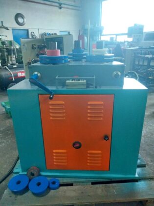 Ma&scaron;ina za savijanje cevi